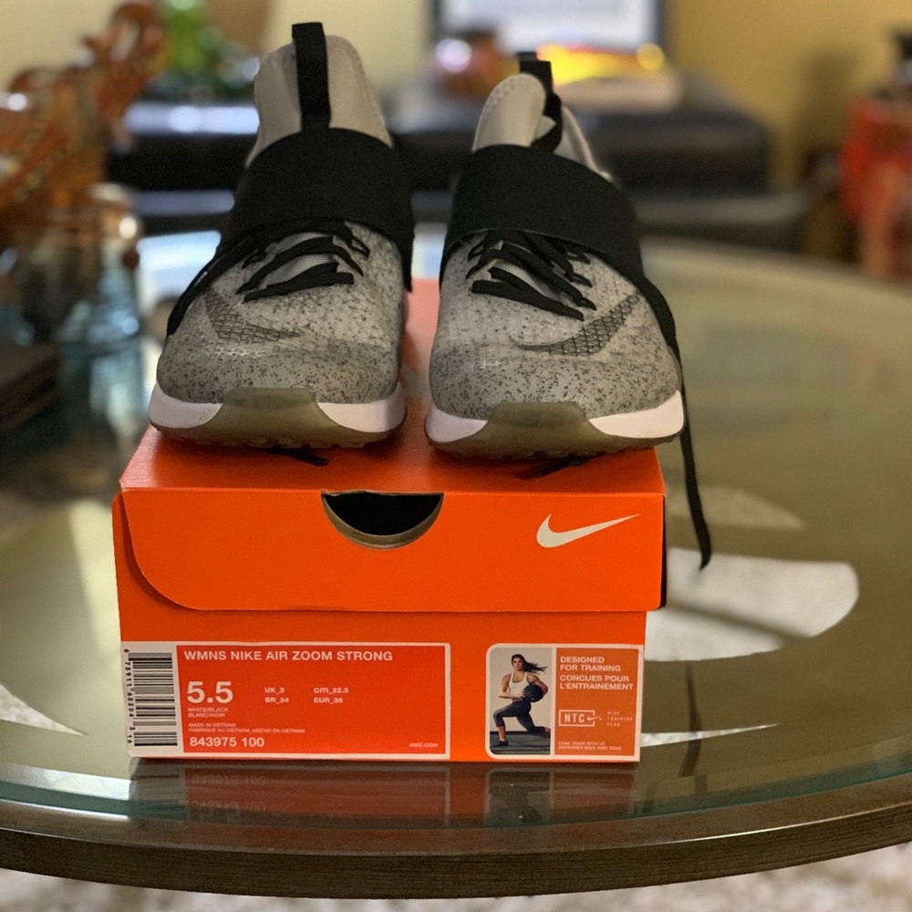 Wmns Nike Air Zoom Strong